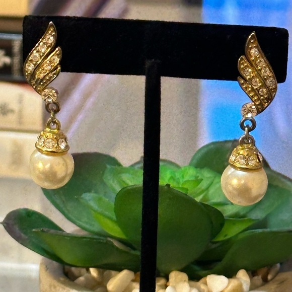 Vintage Pearl and rhinestone pierced earrings. Beautiful luster on pearls. - Picture 4 of 11